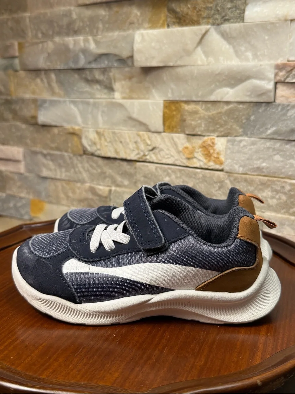 Boys Sz 10 OshKosh B'Gosh Retra Athletic Navy Blue Brown Shoe Sneaker EUC